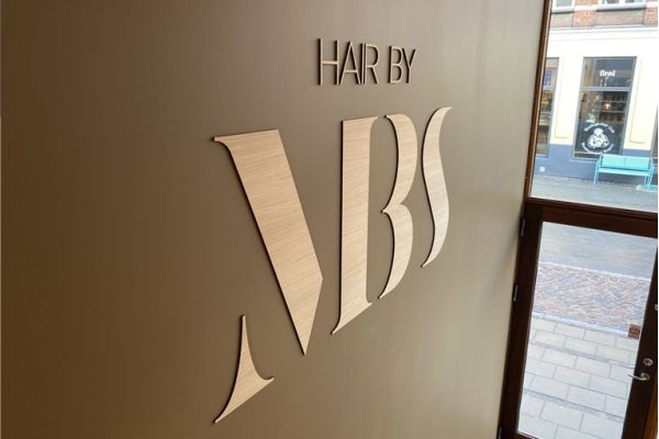 Hair by MBS logo i butik
