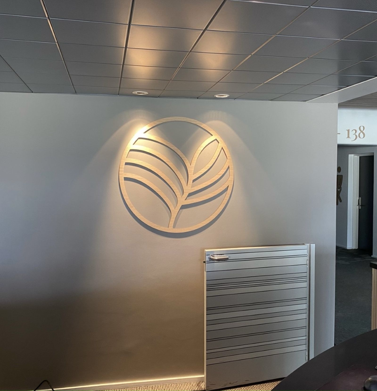 Logo i træ til hotel med deres eget design