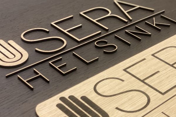 Sera Helsinki logo med røget eg og gravering