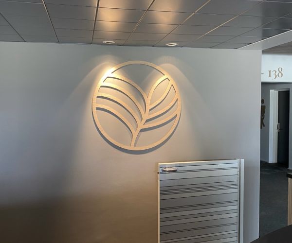 Logo i træ til hotel med deres eget design