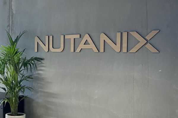 Nutanix logo i egetræ på rå betonvæg