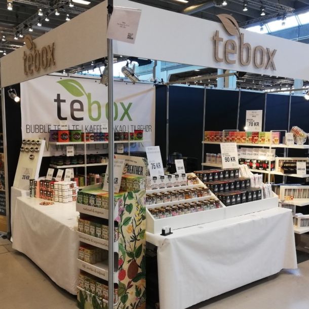 To logoer på en messestand i Balla Center. Messe vedr- Bolig, mad og design.