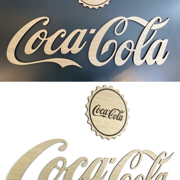 To gange Coca Cola Logo i træ. På grå og Hvid baggrund med dekorativ graveret kapsel.