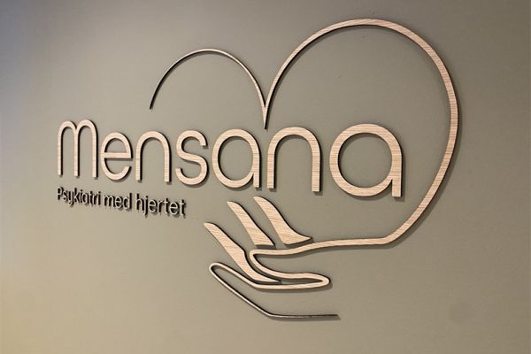 Mensana logo. Udskåret med laser i eg.