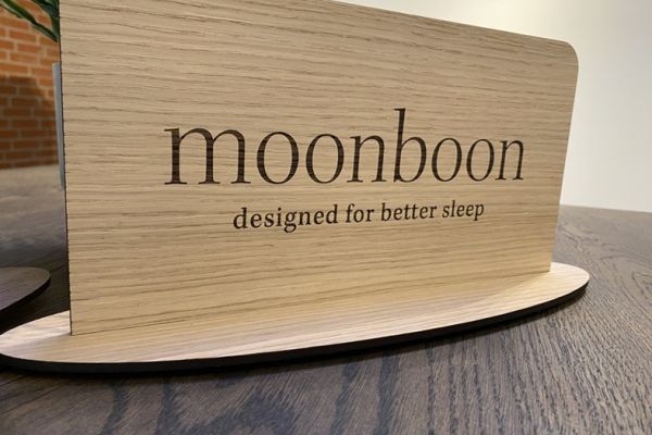 Moonboon logo graveret i eg på oval fod