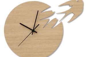 Billede af en skov med et lille vandløb.