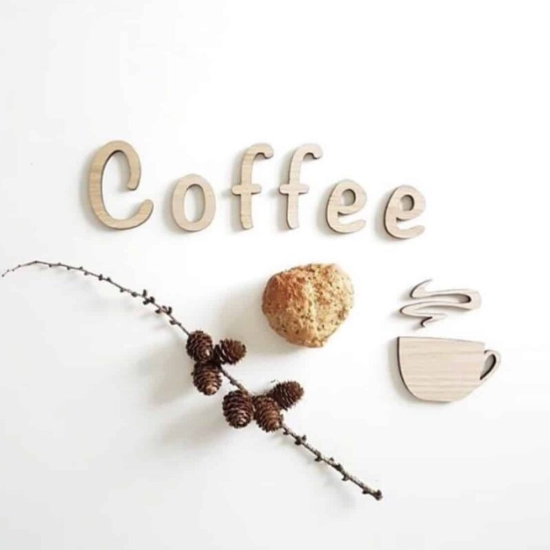 Coffee skilt med kaffekop & bønner