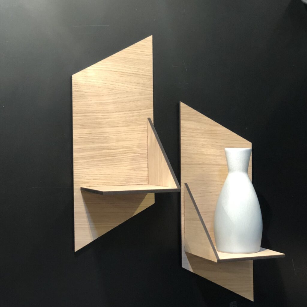 sæt med hylder i egetræ