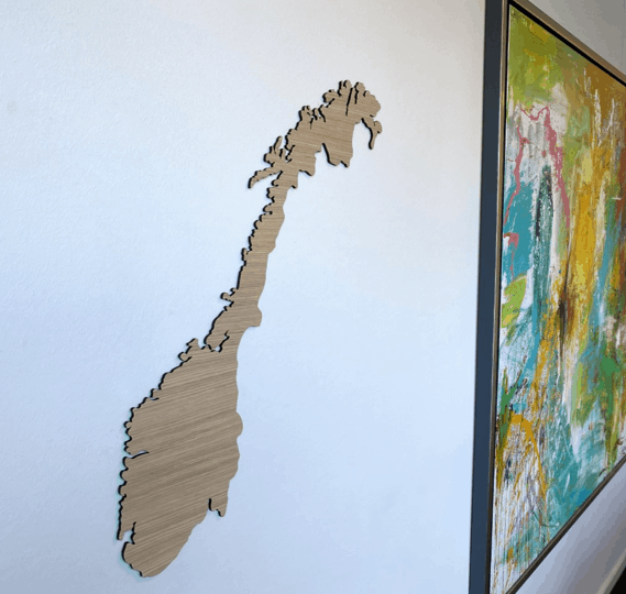 Norge kort i træ på lys væg