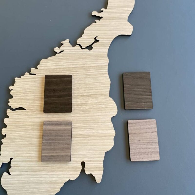 Norge kort i træ lys eg, røget eg og valnød