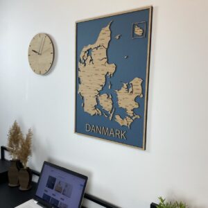 Danmarkskort i ramme med blå baggrund i miljø