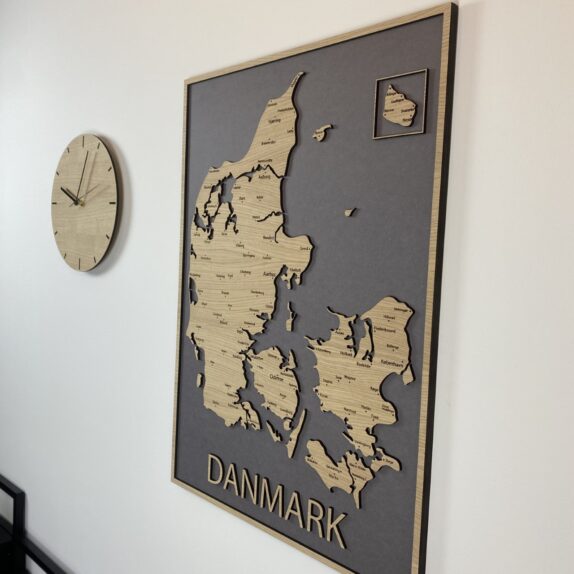 Danmarkskort i ramme med grå med ur