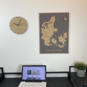 Danmarkskort i ramme med grå i miljø
