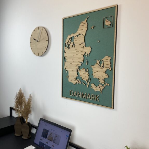 Danmarkskort i ramme med grøn i miljø