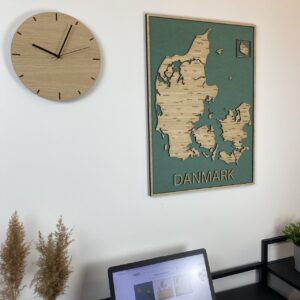 Danmarkskort i ramme med ur