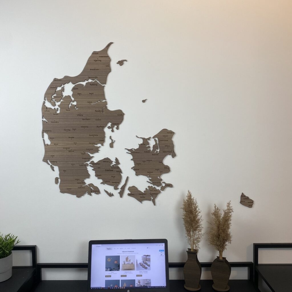 Danmarkskort i træ med byer i valnød miljø
