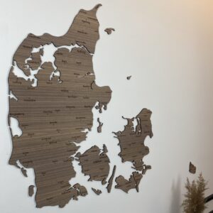 Danmarkskort i træ med byer i valnød