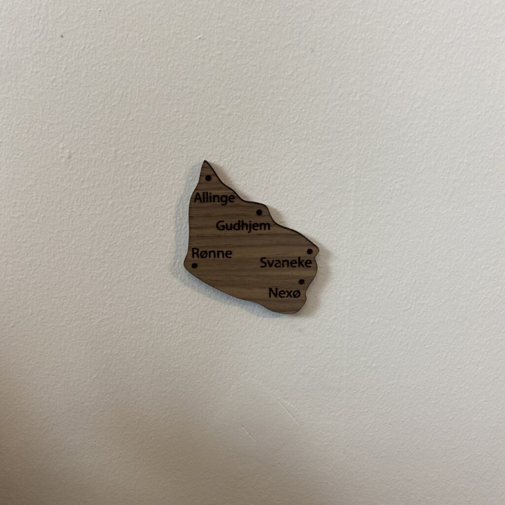 Danmarkskort i træ med byer i valnød | Bornholm