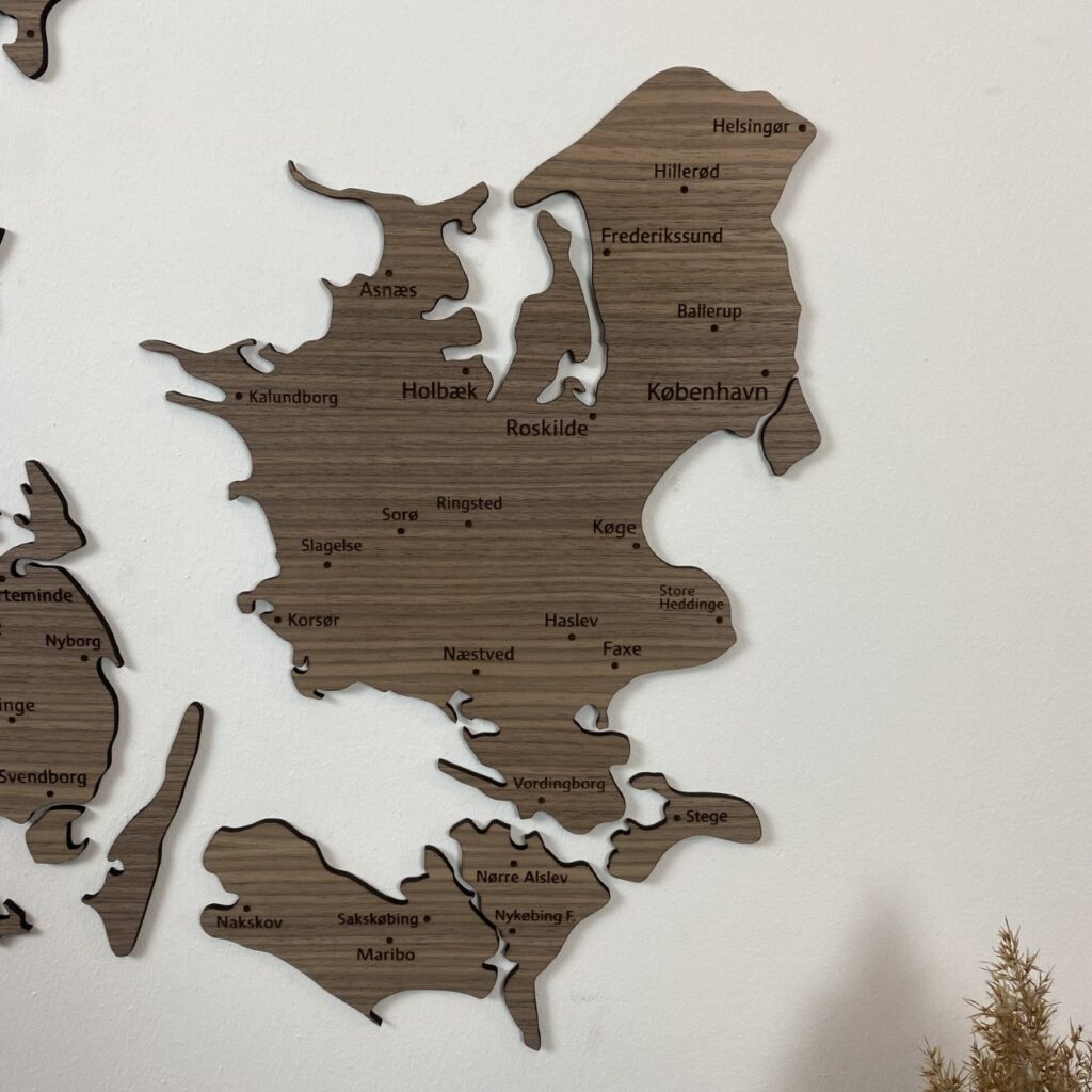 Danmarkskort i træ med byer i valnød | Sjælland