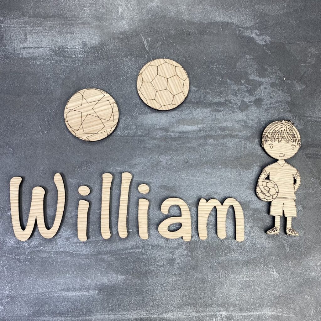 Fodbolde i træ med navn og fodboldspiller