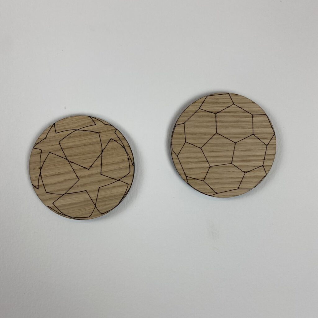 Fodbolde i træ lavet med streggravering