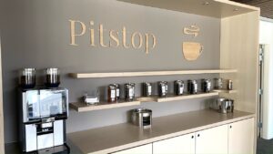 Skilt i træ til erhverv - kaffebar på hotel