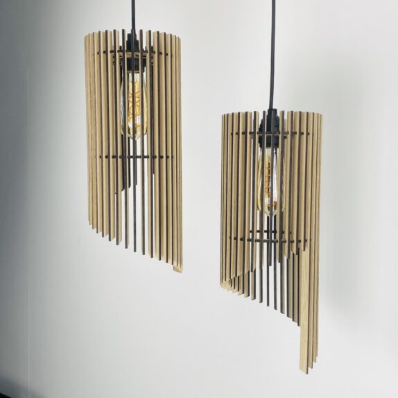 Pendel-lampe i træ med stofledning