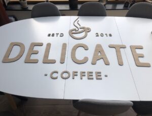 Logo i træ Delicate Coffee