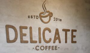 Logo i træ på rå væg
