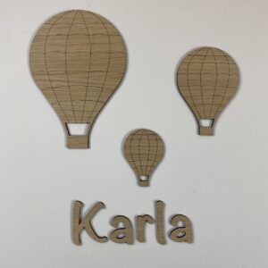 Luftballoner i træ med navnet karla