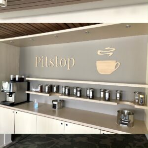 Skilte i træ til hotel. Kaffebar