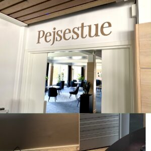 Skilte til erhverv i træ. Opsat på hotel
