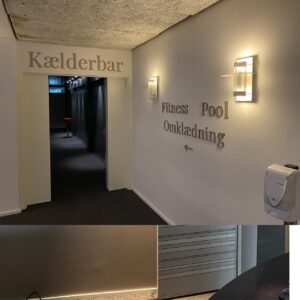 Skilte til erhverv i træ opsat på hotel