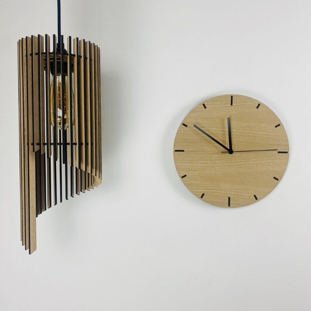 Ur i træ med time markeringer