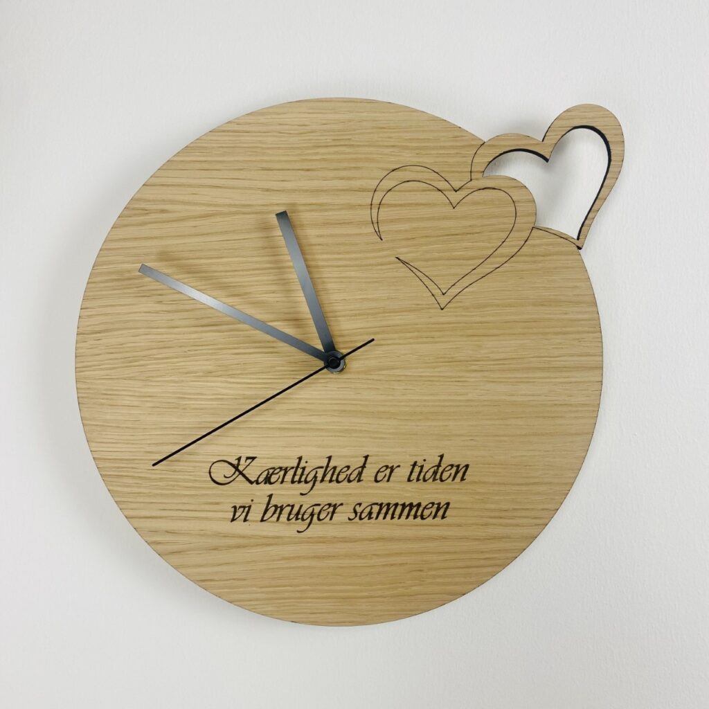 Hjerteur i træ med graveret tekst