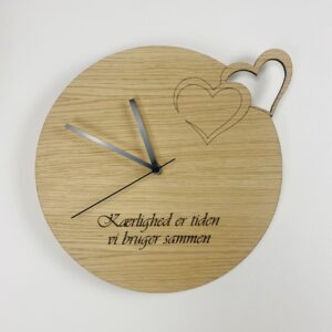 Hjerteur i træ med graveret tekst