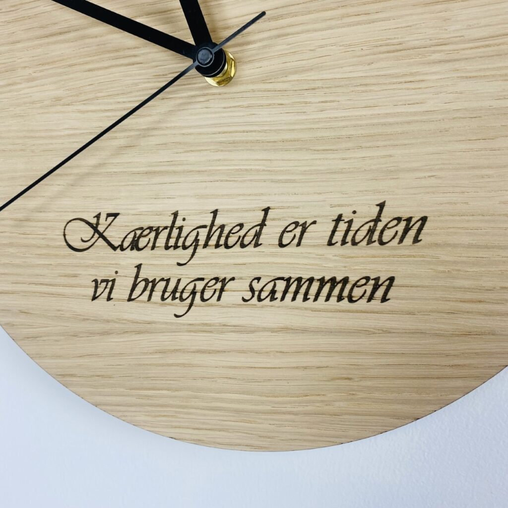 Hjerteur med teksten: Kærlighed er tiden vi bruger sammen