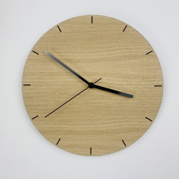 Minimalistisk ur i træ