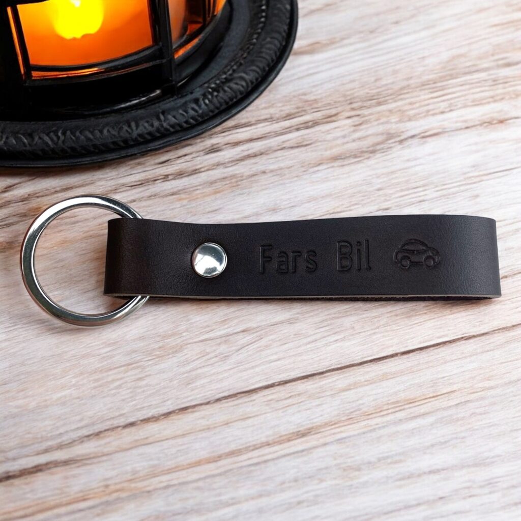 Brun lædernøglering med teksten Fars Bil