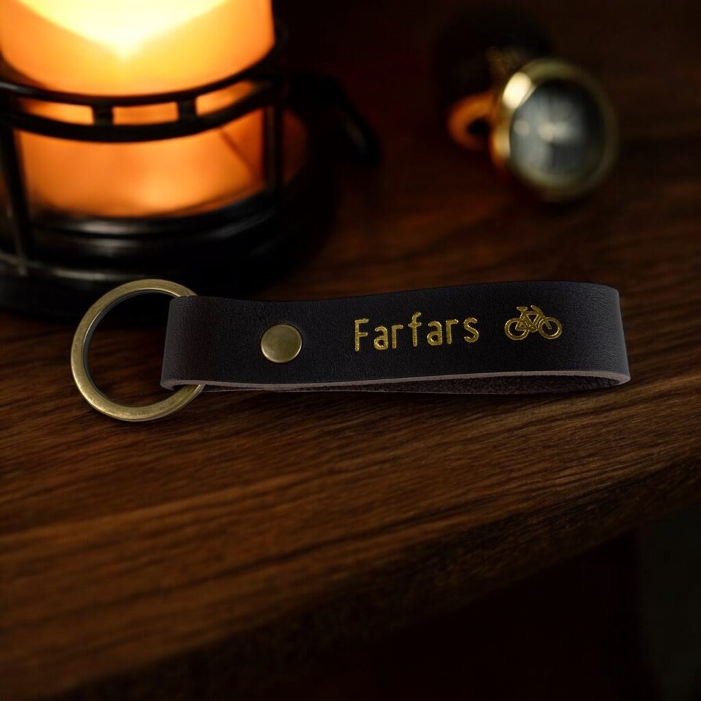 Brun lædernøglering med teksten Farfars cykel. Ordet cykel er erstattet med et cykel symbol.