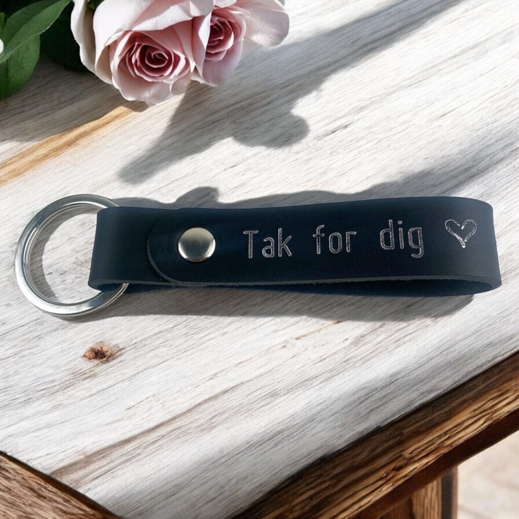 Nøglering i sort læder med personligt tryk og sølv nøglering og nitte. Tak for dig med et hjerte symbol