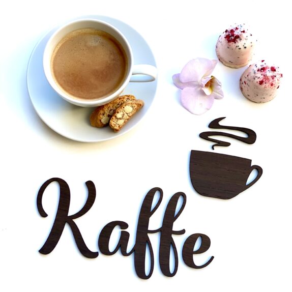 Kaffeskilt i naturtræ (skråskrift) + kaffekop - Kaffe med skråskrift med kop + 3 bønner (røget eg 339,00)