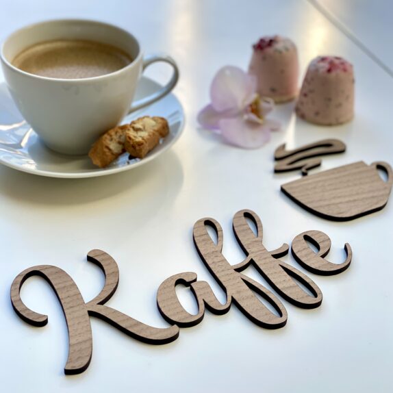 Kaffeskilt i naturtræ (skråskrift) + kaffekop - Kaffe med skråskrift med kop + 3 bønner (valnød 339,00)