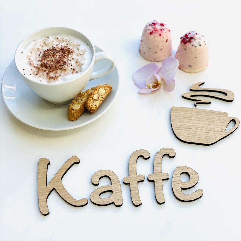 Kaffeskilt i eg med kaffekop og flødeboller