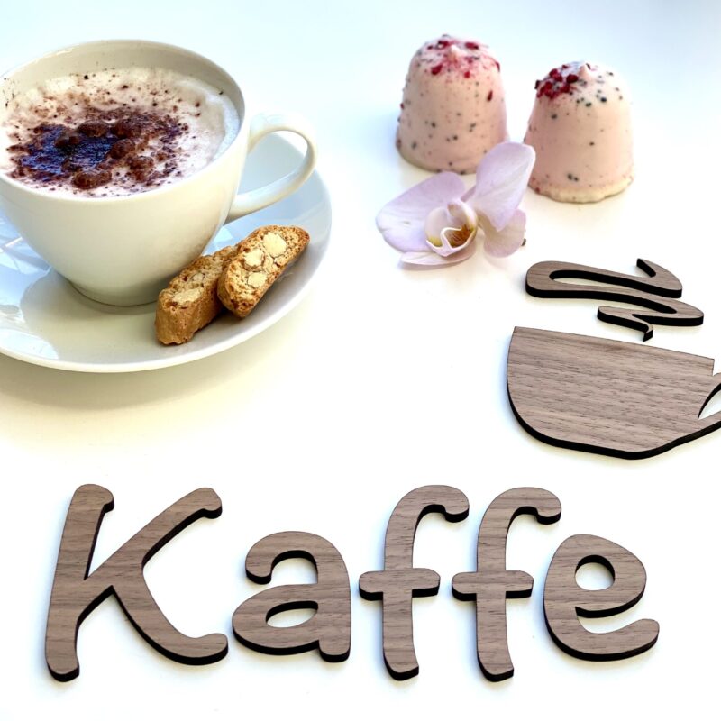 Kaffeskilt i valnød med kaffe og flødeboller