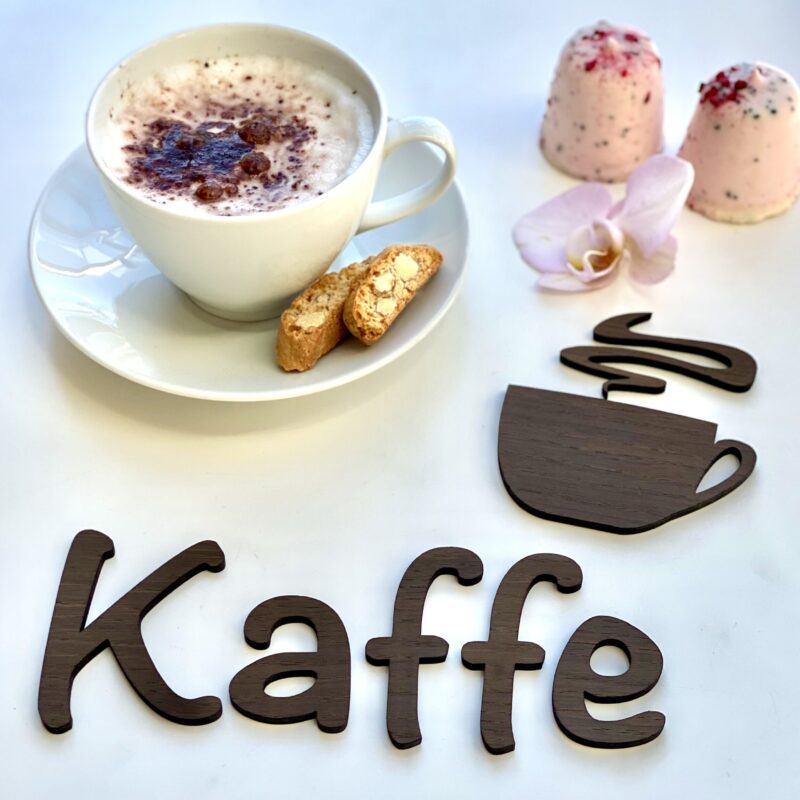 Kaffeskilt i røget eg med kaffekop og flødeboller