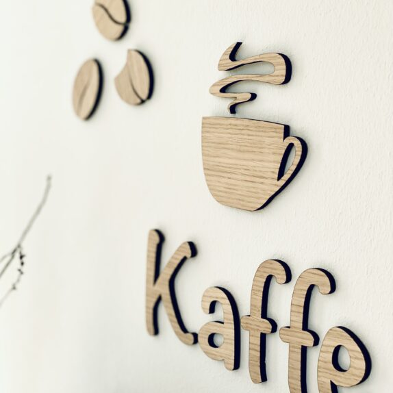 Kaffeskilt i træ + kaffekop & bønner