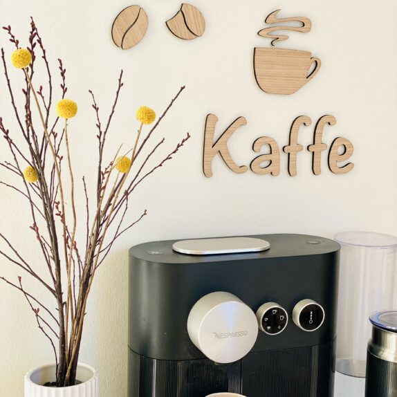 Kaffeskilt i træ + kaffekop & bønner