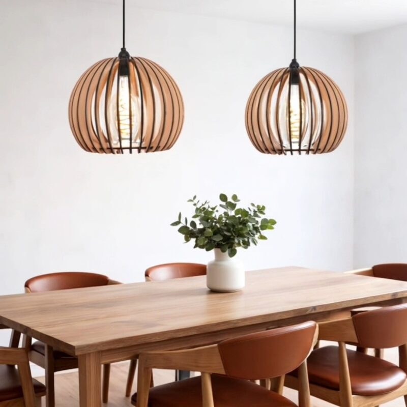 To glow lamper over et spise bord. Lamperne er lavet af træ og har lameller så man kan se pæren.