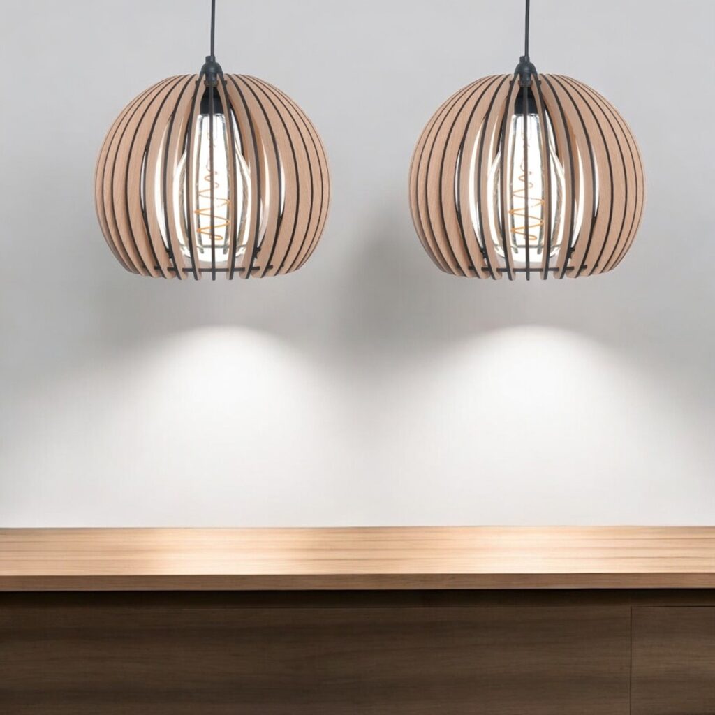 2 stk. Nordic Glow lamper over bordplade i træ. Lamperne er lavet af lameller i eg.